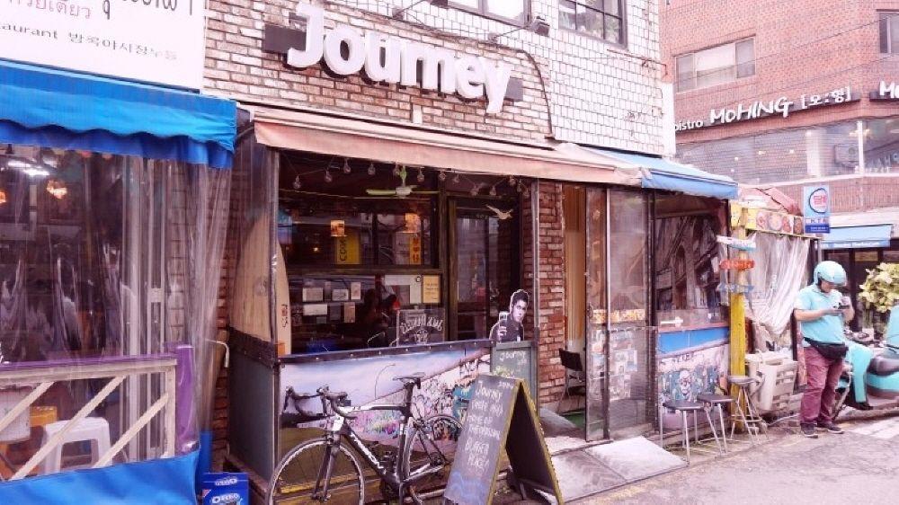 Journey餐馆外观，位于首尔大学入口夏路树街，以提供手工汉堡为特色。