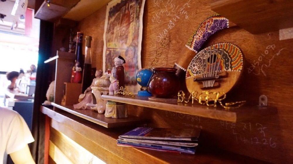 Journey餐馆内部的摆设和氛围，墙面装饰独特，洋溢美式PUB风情。