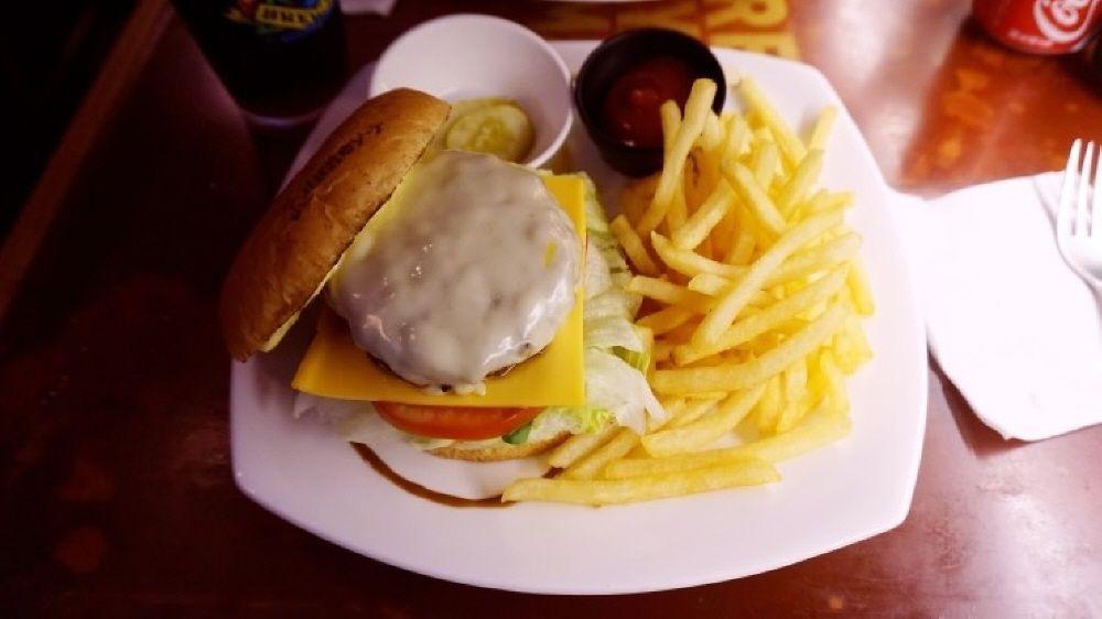 Journey餐馆的经典手工汉堡，口味丰富，食材组合完美。