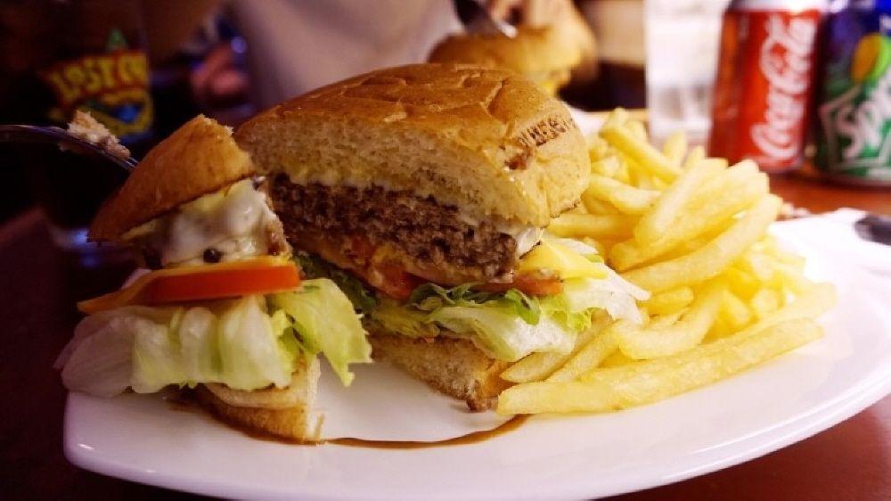 Journey餐馆的美味汉堡套餐，配有薯条等丰富配菜。