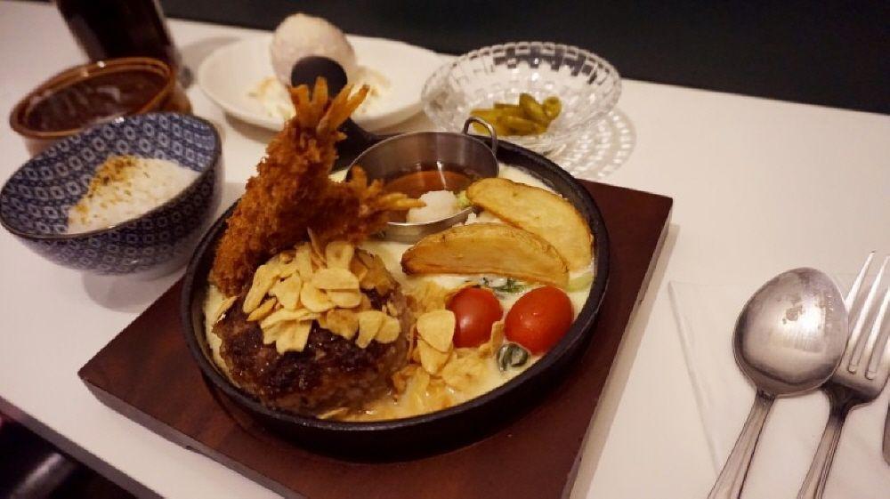 东洋汉堡肉餐馆的人气餐品起司火锅汉堡肉与丰富的配菜组合。