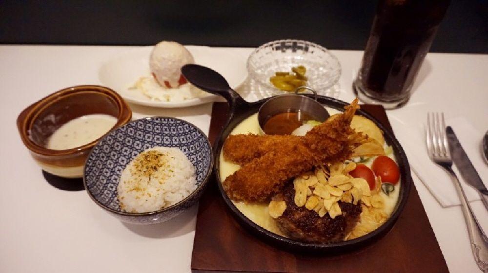 东洋汉堡肉餐馆供应的汉堡排，配有不同口味和丰盛配料。