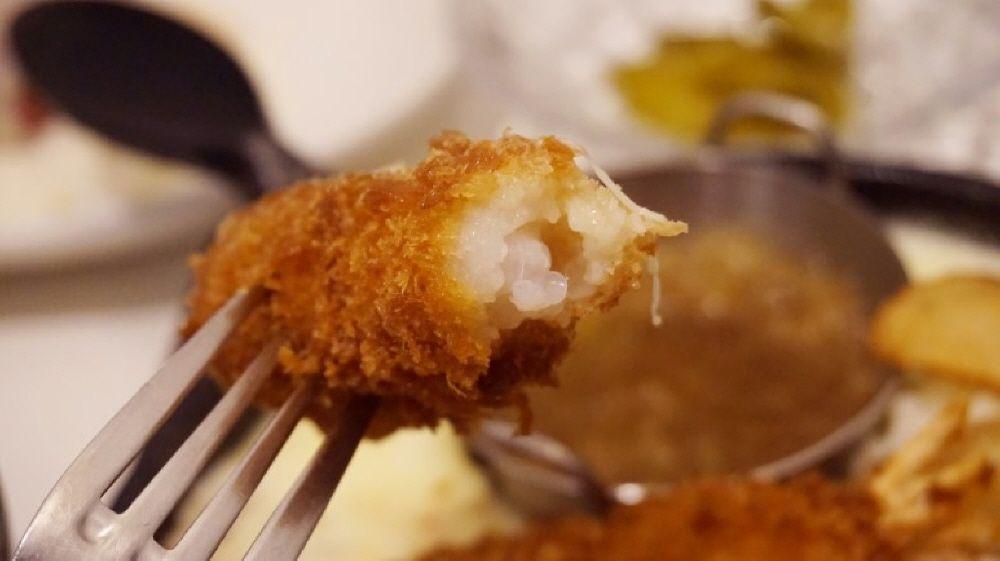 东洋汉堡肉餐馆的美味汉堡排，结合了起司和厚实的肉馅。