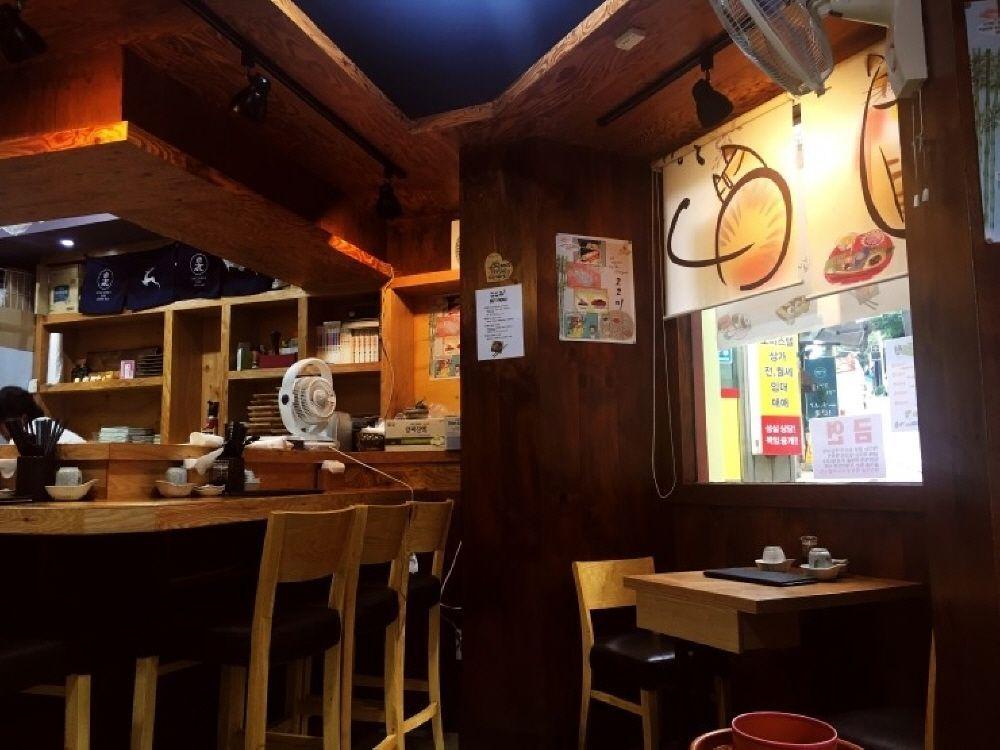 Kokomi餐馆内部装潢，融合传统日式和现代休闲风格。