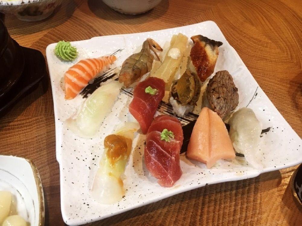 Kokomi餐馆的招牌寿司拼盘，主厨推荐菜，丰富材料搭配。