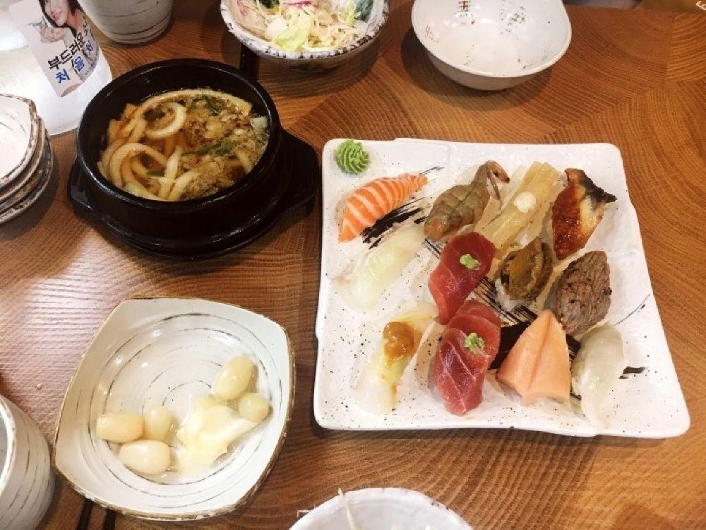 Kokomi餐馆提供的丰富寿司套餐，包含比目鱼、鳗鱼等多种食材。