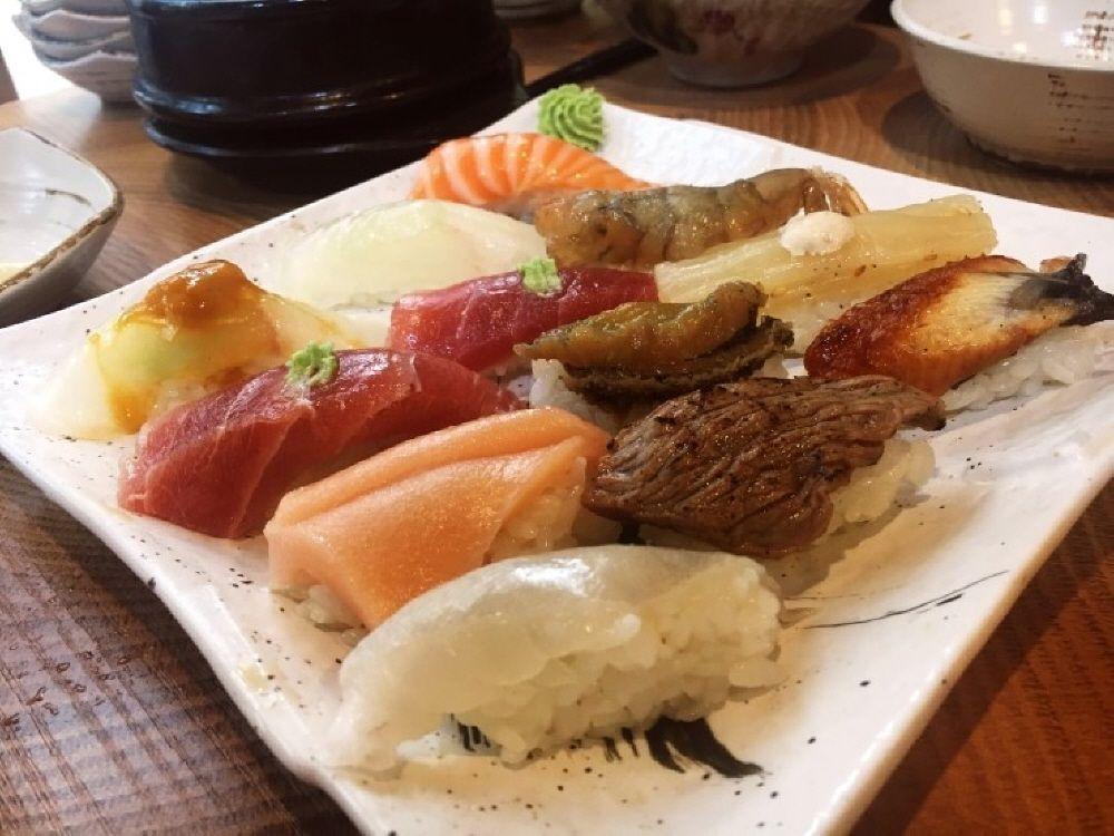 在Kokomi餐馆品尝超值寿司拼盘，适合学生的经济实惠选择。