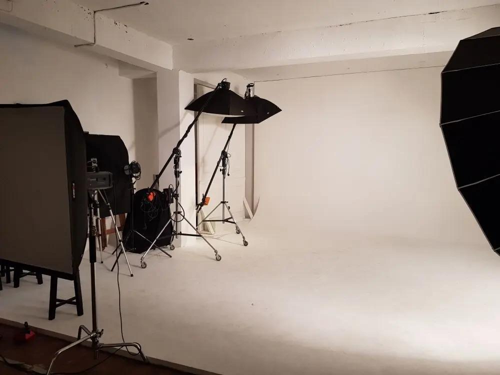 真っ白な背景を持つTime On Me Studioのスタジオ部屋