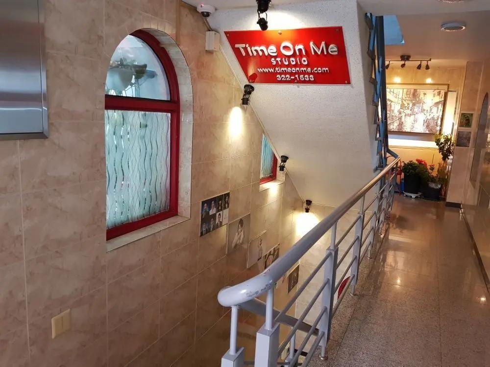 Time On Me Studioの入り口からの階段