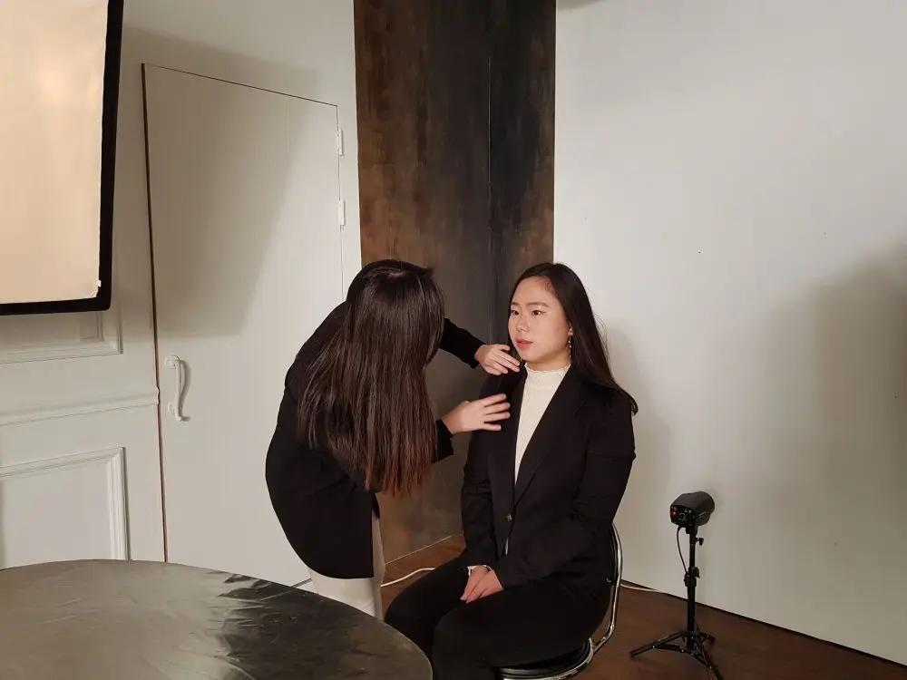 Time On Me Studioで証明写真を撮影する女性