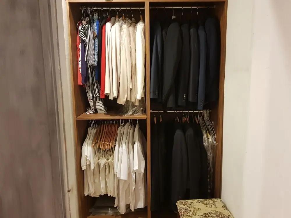 Time On Me Studioのクローゼットと中に掛かっている衣服