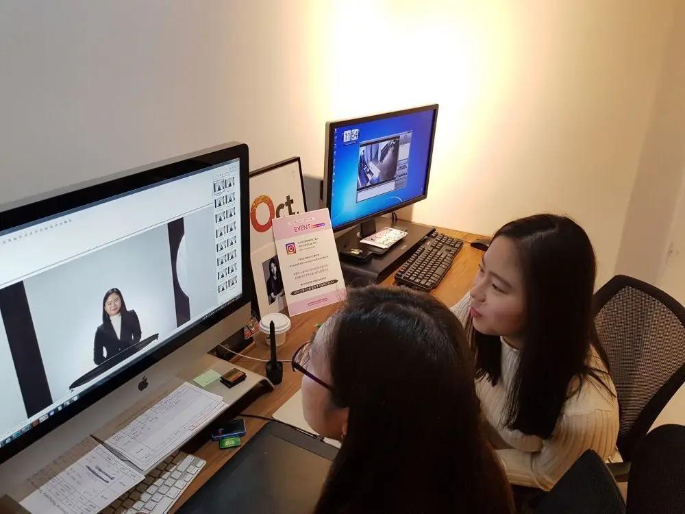 韓国のスタジオで証明写真の編集を行う様子