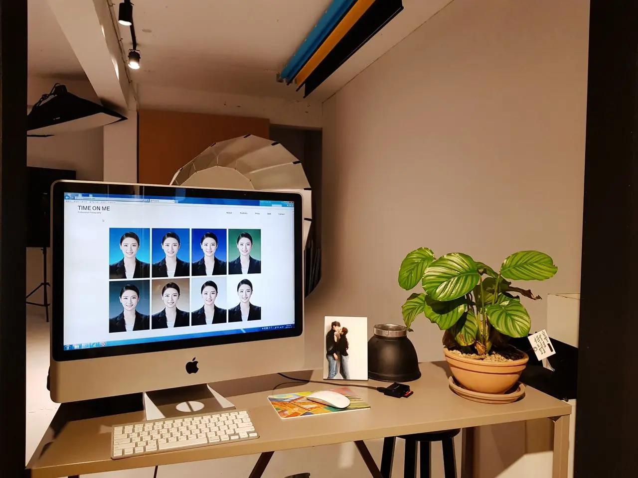 証明写真が映し出されたTime On Me Studioのコンピュータ画面