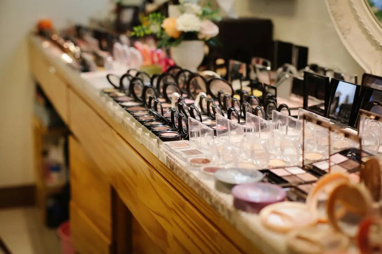 Time On Me Studioの化粧品が並べられたテーブル