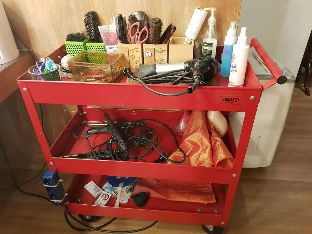 韓国のTime On Me Studioのヘアーグッズとスタイリングツールを載せた赤いカート