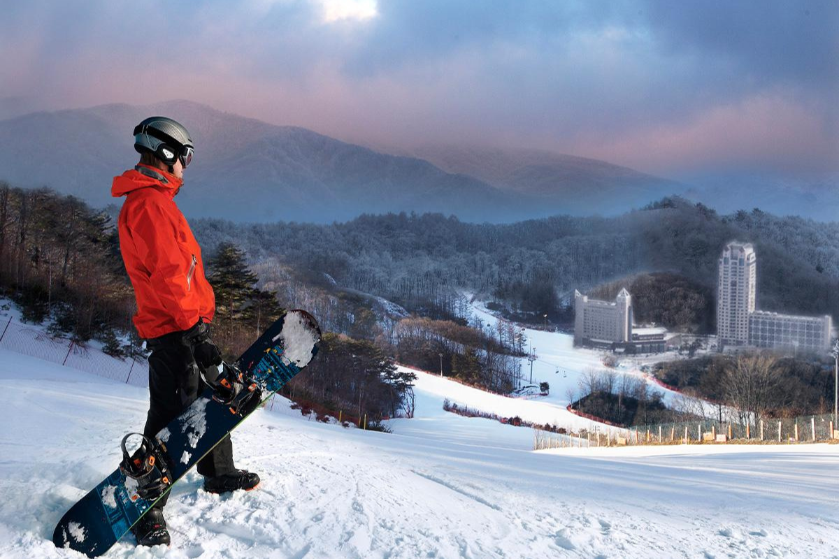 韓國鳳凰島平昌度假村的滑雪道與森林，白雪覆蓋的大自然景觀，讓人感受到滑雪的冬日魅力。