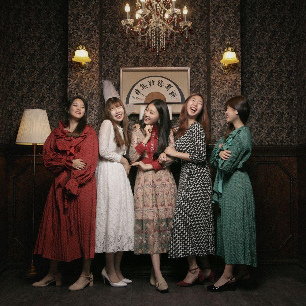 韓國復古攝影棚體驗，幾位女性身穿華麗復古服飾，在裝飾典雅的背景前拍照，營造出懷舊氣氛。