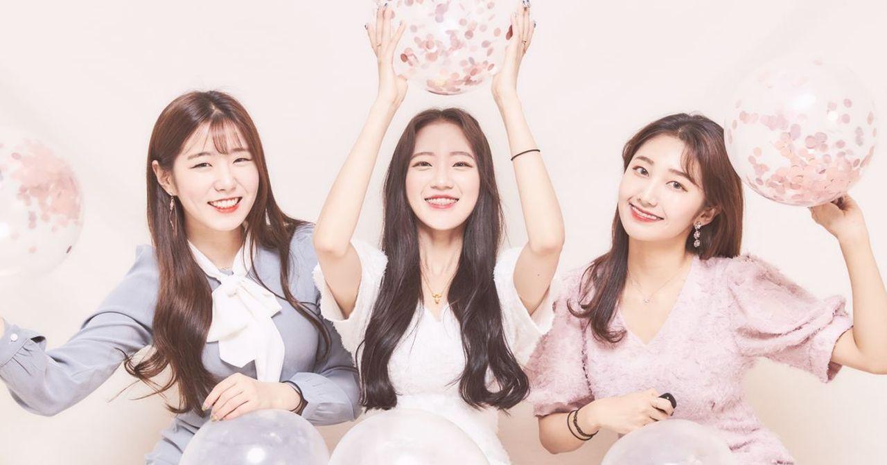 韓國Cheese Smile攝影館內，三位女性在純白背景下拍攝快樂時光，手持透明氣球，畫面夢幻可愛。