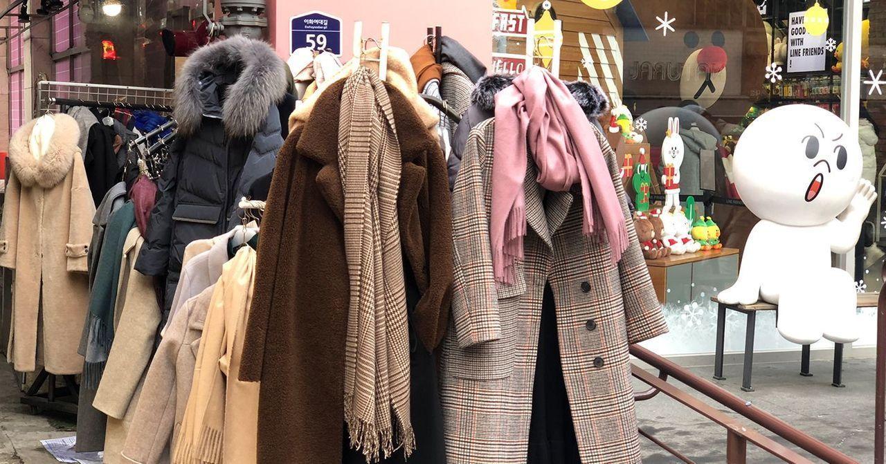 韓國首爾街頭服裝店秋冬外套展示，適合年輕人的時尚選擇，展現韓國潮流和季節特色。