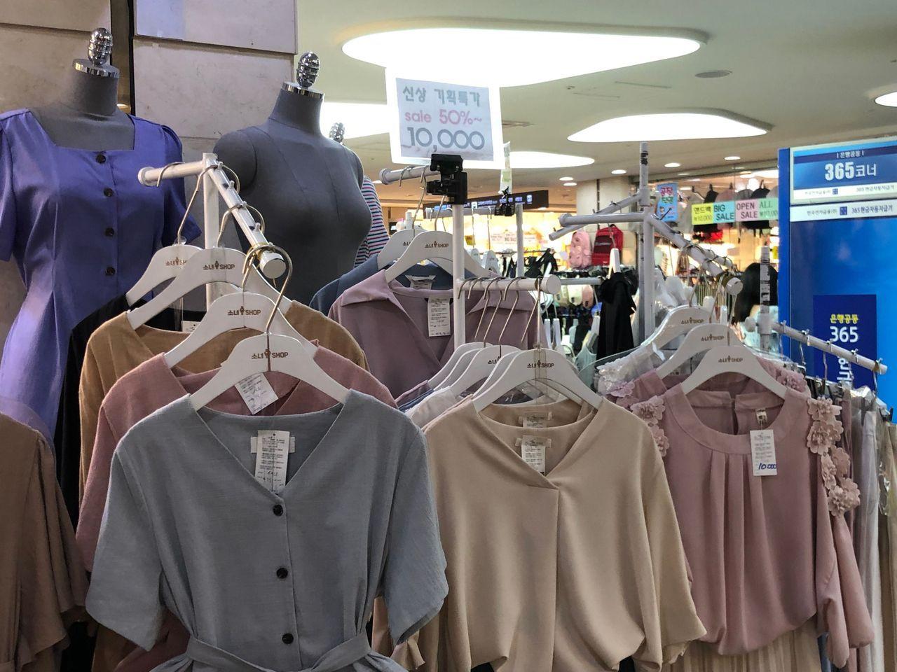 韓國釜山地下購物街展示的春夏女裝，展現流行趨勢，色彩柔和，非常適合夏季。