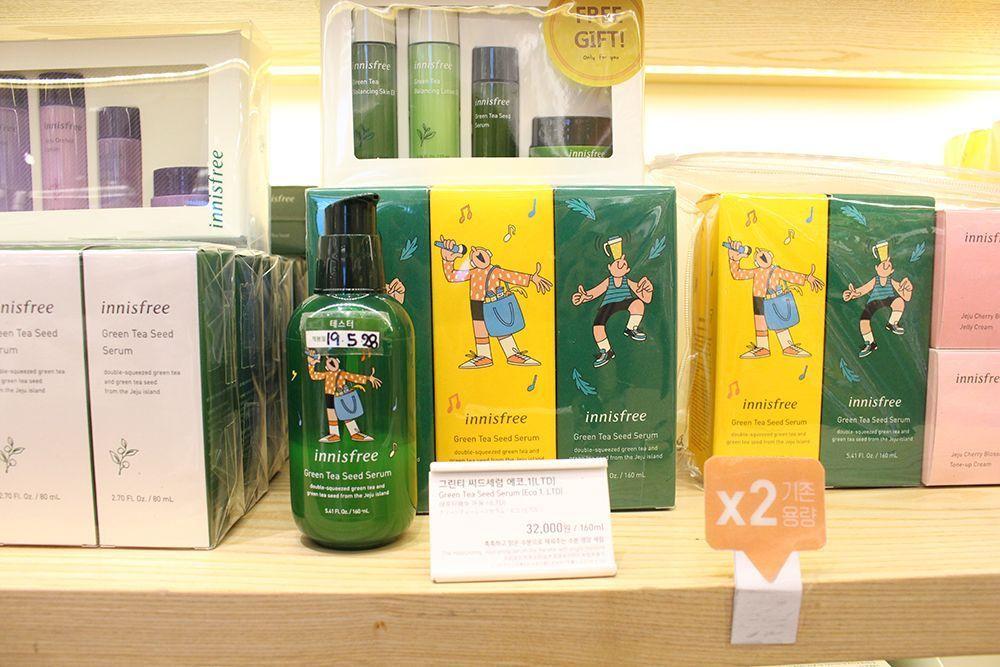 韓國著名化妝品牌Innisfree的展示櫃，綠茶籽精萃系列產品排列整齊，吸引美容愛好者眼球。
