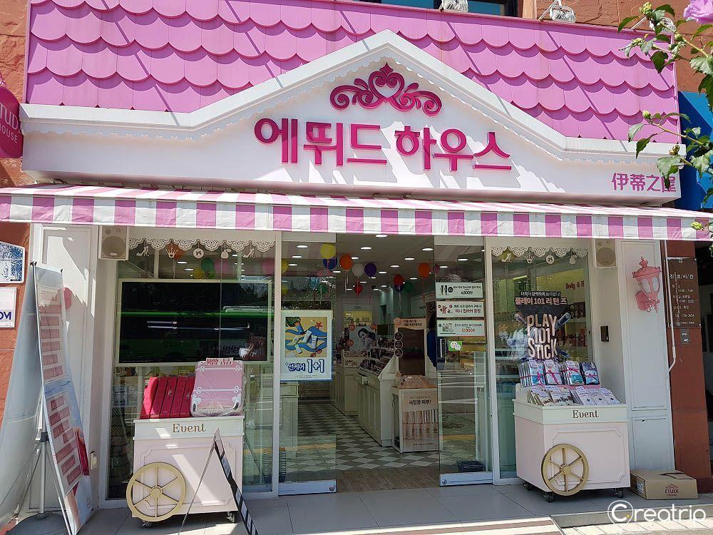 韓國Etude House外觀，全粉色外立面吸引眼球，銷售各種化妝品和美容產品。