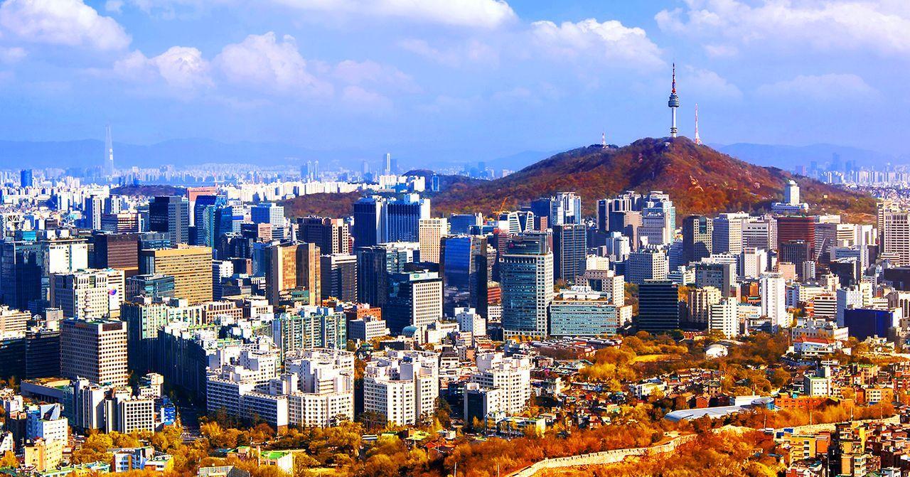 俯瞰首爾市內風景，N首爾塔與樂天塔作為地標建築映入眼簾，晴空下的城市風光壯觀美麗。