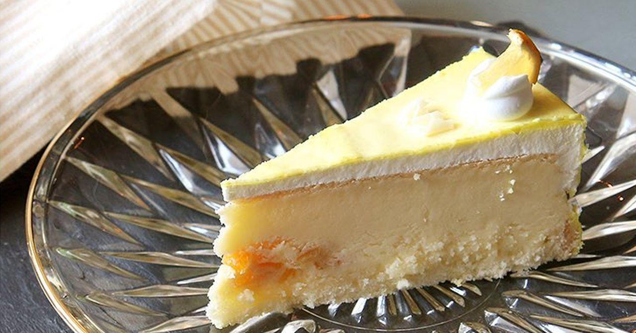 C27蛋糕店招牌甜品芝士蛋糕，精緻呈現在盤中，香味四溢，是甜品愛好者的最愛。