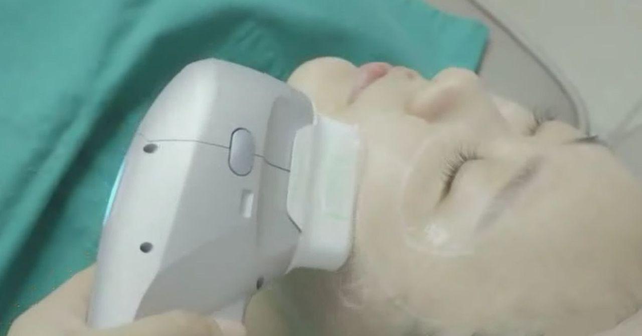 韓國微整形器具，展示現代美容技術，適合對美容感興趣的觀眾。