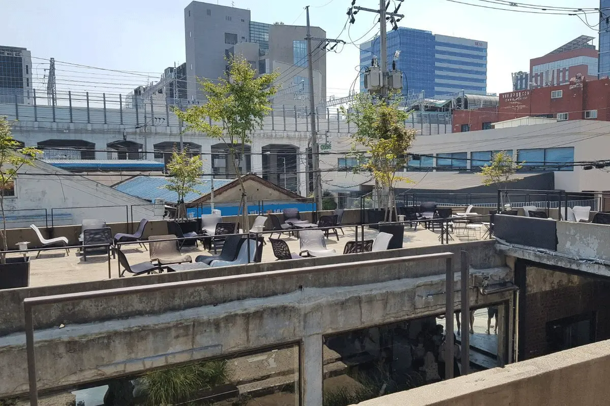 Onion 聖水の屋上席の様子。青空の下でコーヒーを楽しむスペース。