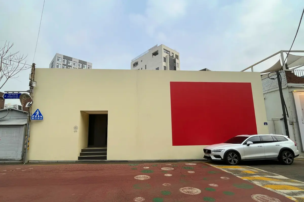 カフェNUDAKE 聖水の外観。独特なデザインの建物が光に照らされている。