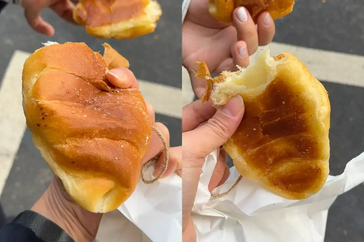 ジャヨンドソグムパンの塩パンを手で裂いている様子。ふわふわした食感が見える。