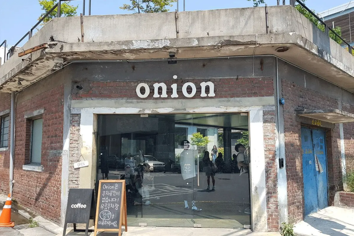 廃工場をリニューアルしたカフェOnion 聖水の外観。ヴィンテージ感溢れる赤レンガの壁。