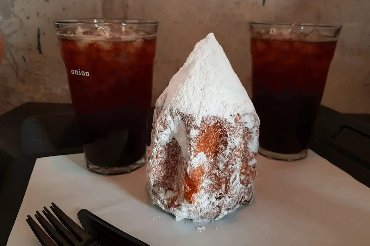 Onion 聖水の看板メニュー、砂糖がまぶされたユニークなパンとコーヒー。このパンの形はユニークである。