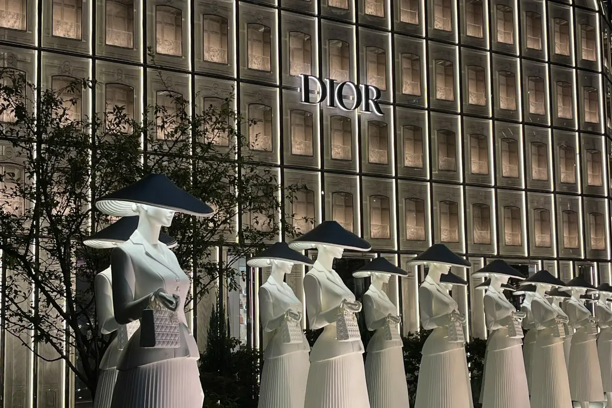 Dior 聖水の外観、夜にライトアップされた壮麗な建物。白いシルエットが映えるディスプレイ。