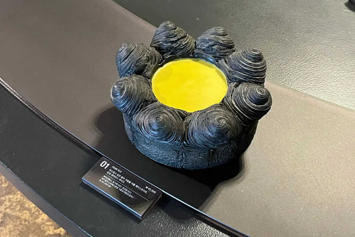 カフェNUDAKE 聖水のデザート展示。黒と白の色彩のデザインが特徴的。