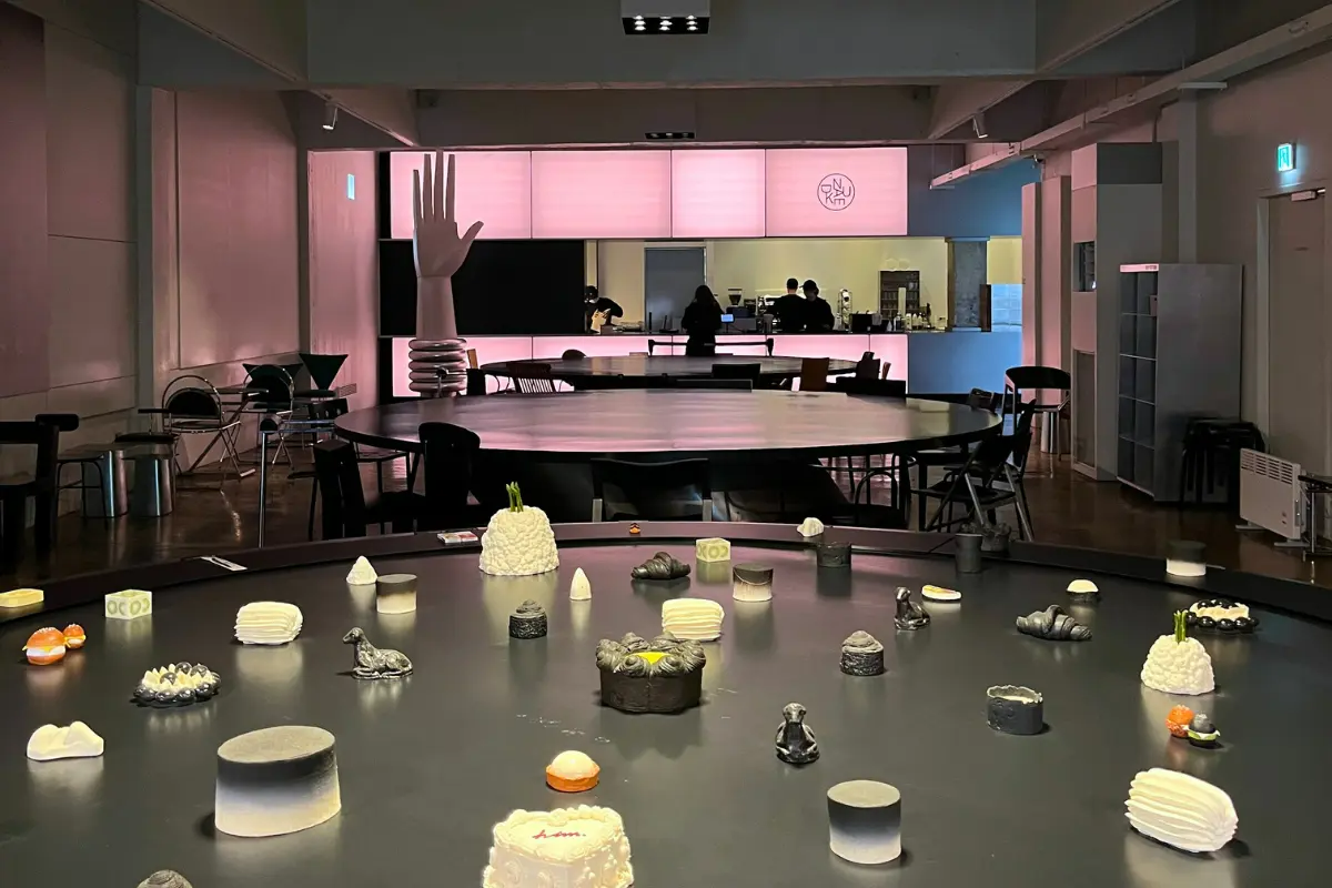 NUDAKE 聖水カフェの店内、円形のテーブルに配置されたユニークなデザート。