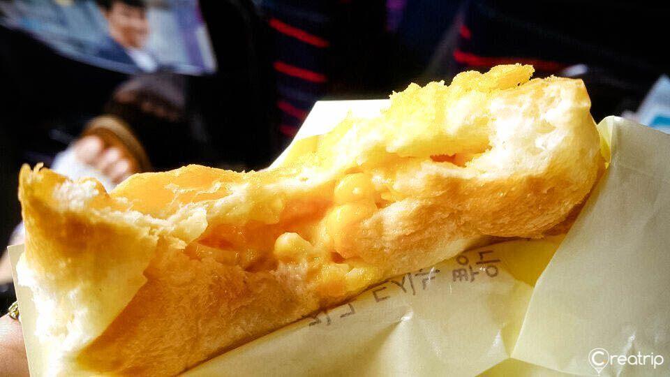 Display of various baked goods at Samseong Bakery.