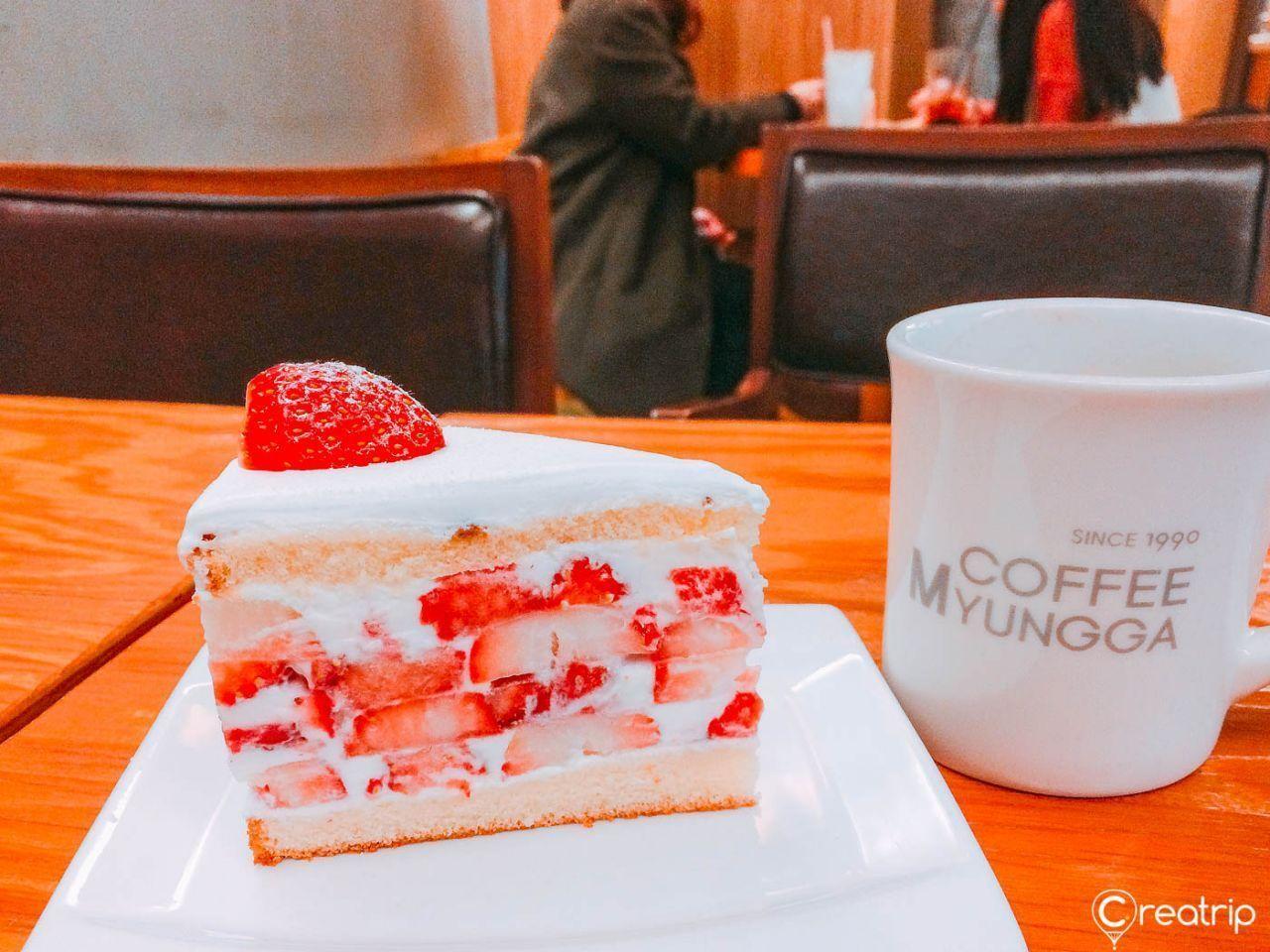 Delicious strawberry cake from a popular coffee shop in Daegu.