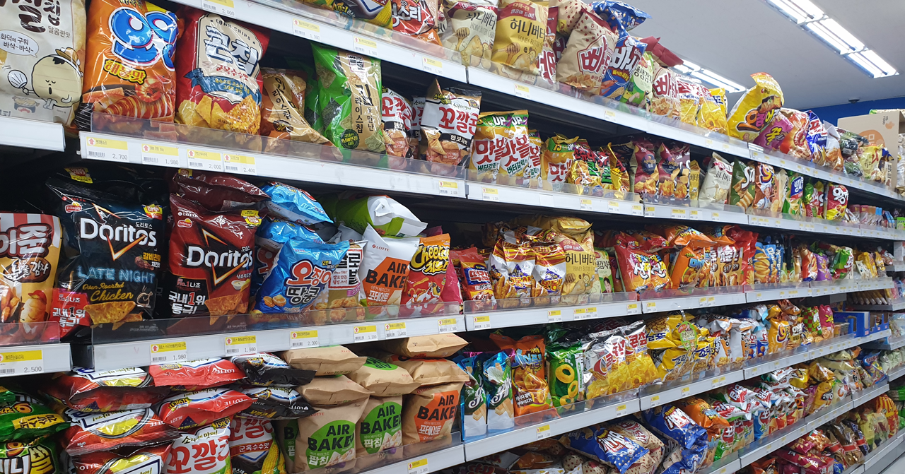 韓國老字號零食：各式各樣的韓國零食展示，有薯片和甜點。