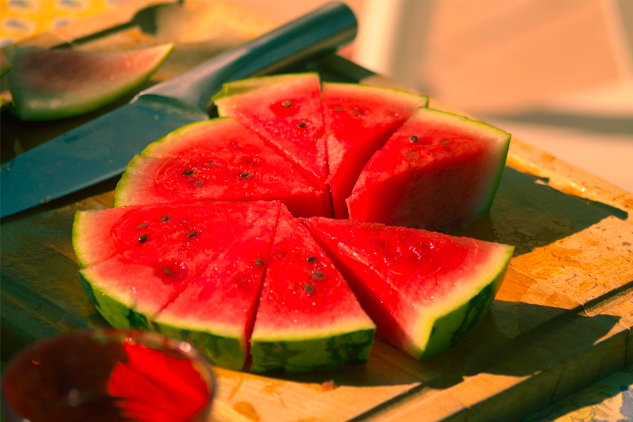 夏季代表水果西瓜：韩国夏季消暑的甜美红西瓜，尝试多种新鲜吃法。