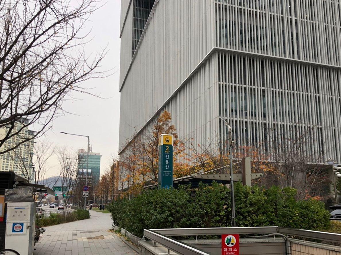 ソウルの新竜山駅2番出口の近くにある秋の日の景色