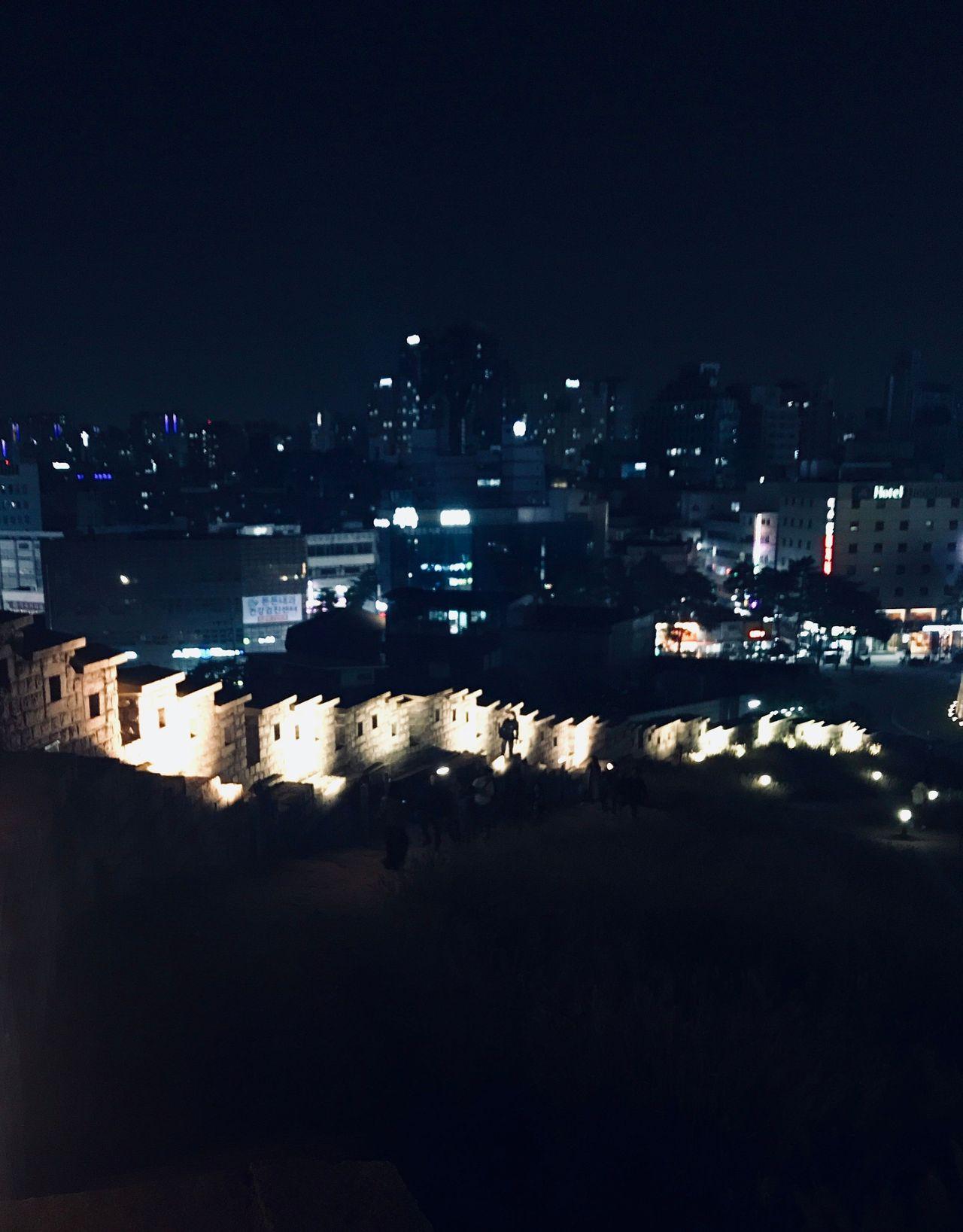 骆山公园的壮观夜景，远处的首尔塔清晰可见，适合情侣共度浪漫时光。