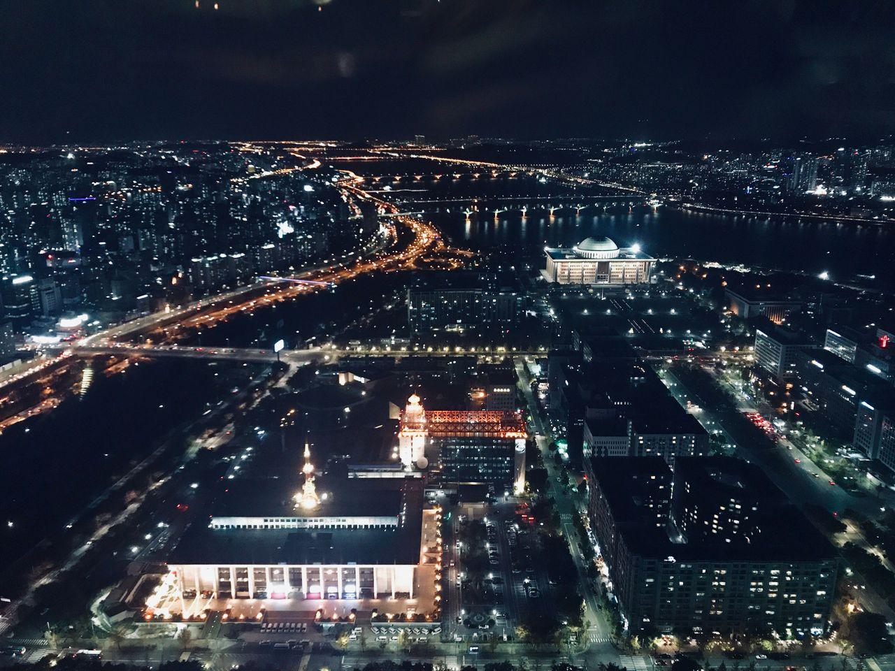 从IFC Mall餐厅眺望韩城市区的夜景，广阔的视野和丰富的灯光。