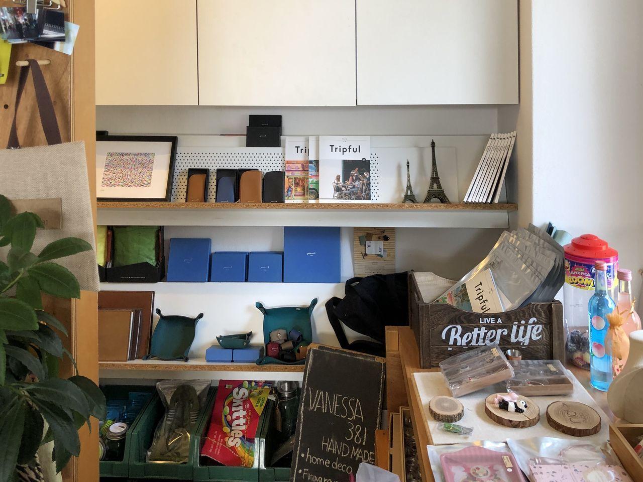 Cafe PIU 내부 소품 전시대, 귀여운 문구와 액세서리가 있는 피우의 독창적인 라인업을 보여주는 전시대