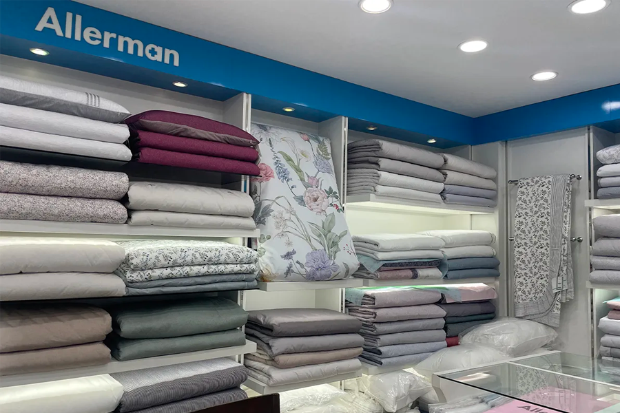 225號店“Allerman”展示多款絢麗繽紛的棉被，適合不同喜好的顧客選擇。