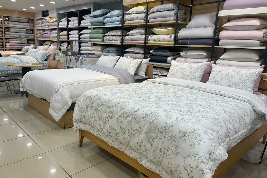 店內展示許多不同花色和材質的韓國棉被，佈置溫馨而整潔。