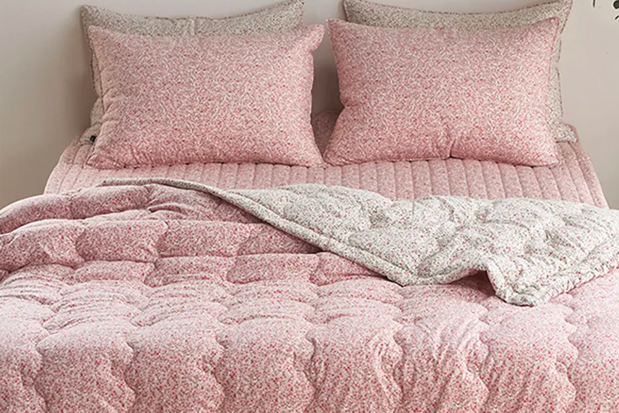 夏季適用的紅碎花棉被，帶給人清新怡人的視覺感受。