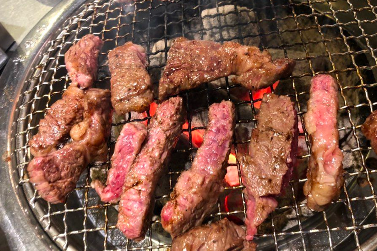 MUSSO無牛烤肉店的韓牛正在炙熱的火爐上烤制，表面微焦香氣四溢