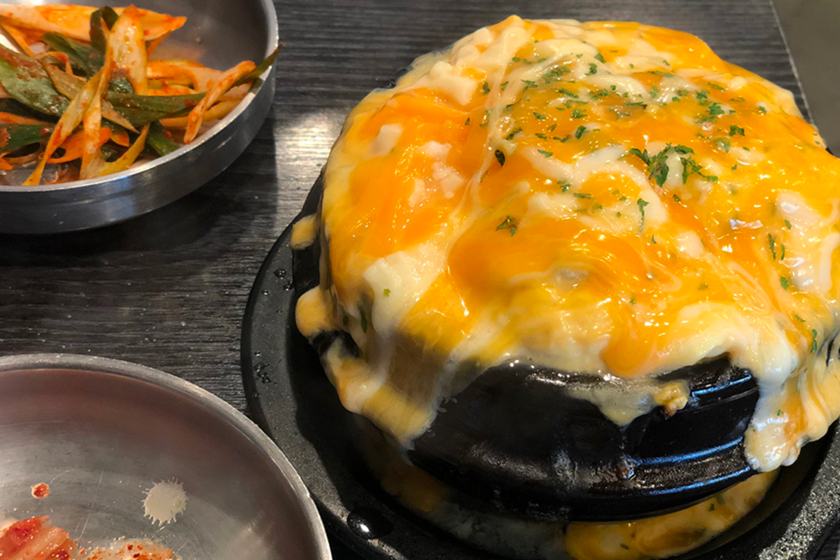 弘大的巨大排骨特製蒸蛋，新鮮起司融化其中，值得一試